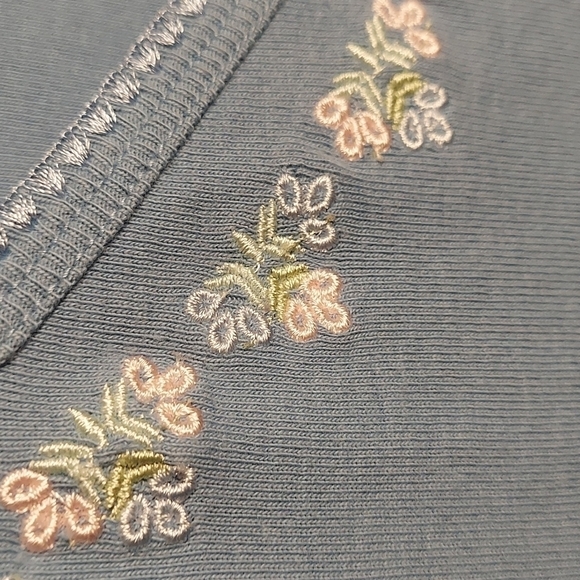 Baxter and Wells sleeveless Floral design Embroidered top - Picture 4 of 7